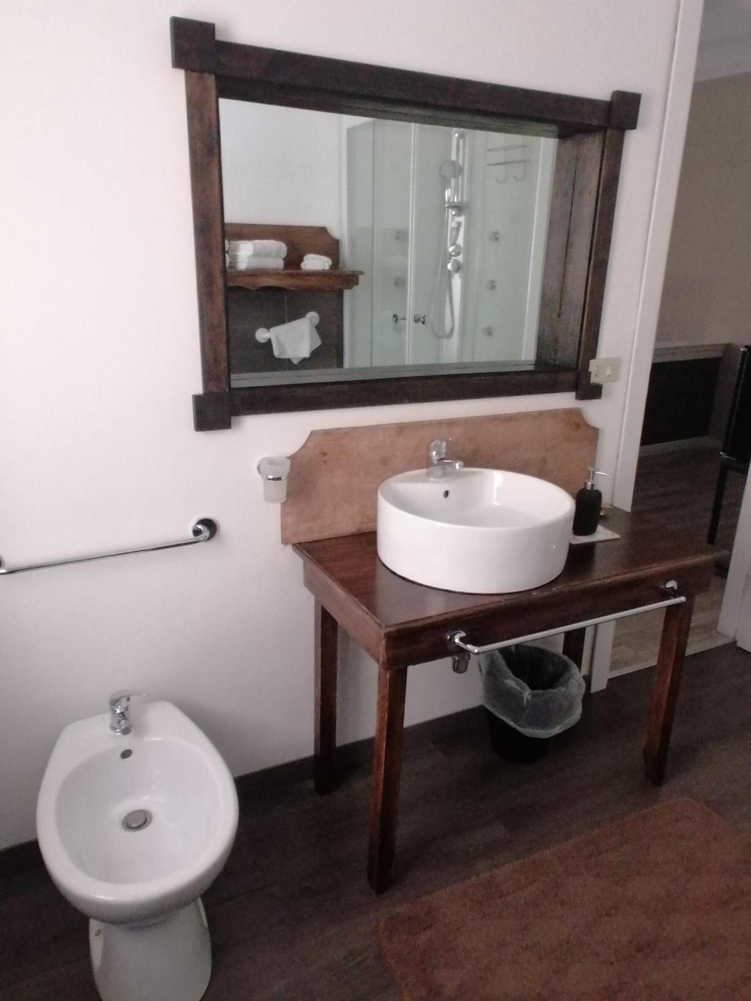 384 Guesthouse Rooms & Suite เอนนา ภายนอก รูปภาพ