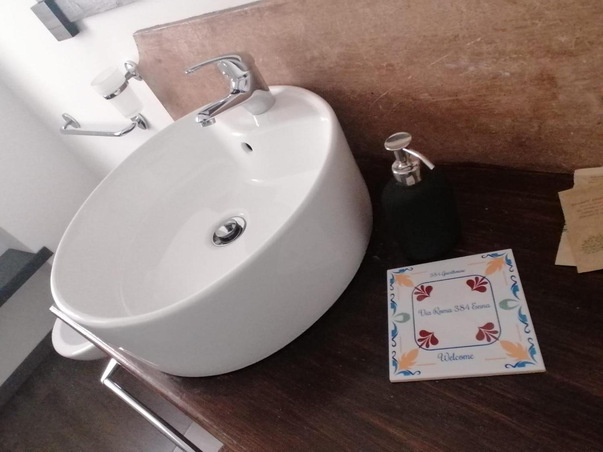 384 Guesthouse Rooms & Suite เอนนา ภายนอก รูปภาพ